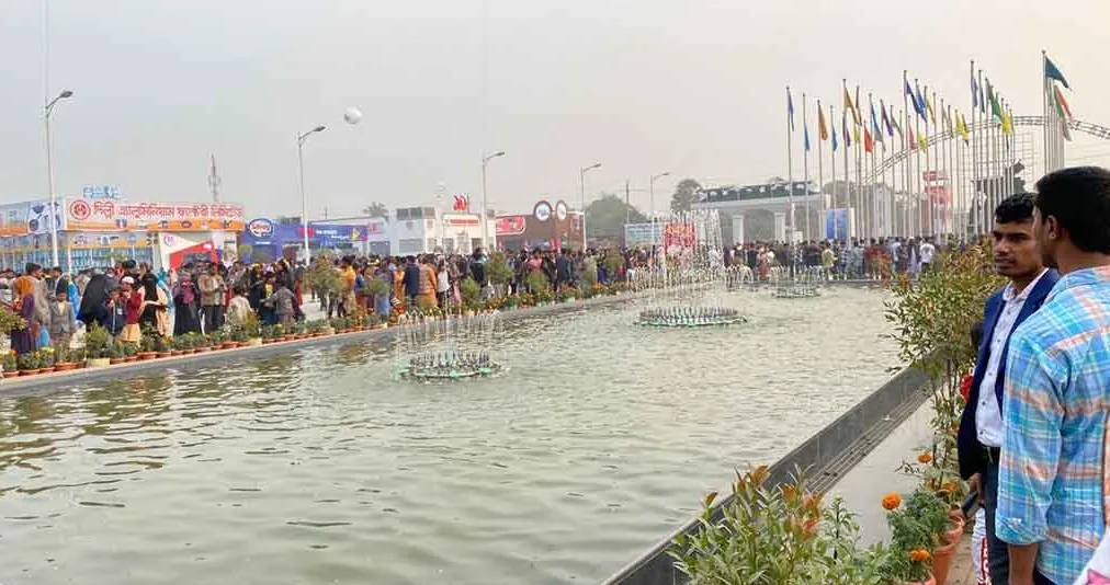 ছুটির দিনে জমজমাট বাণিজ্য মেলা