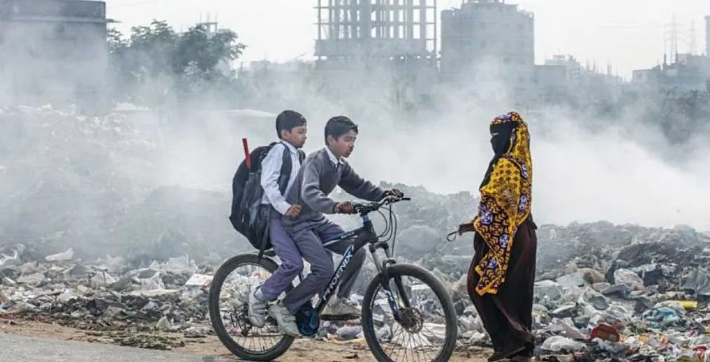 বায়ুদূষণের তালিকায় শীর্ষে ঢাকা