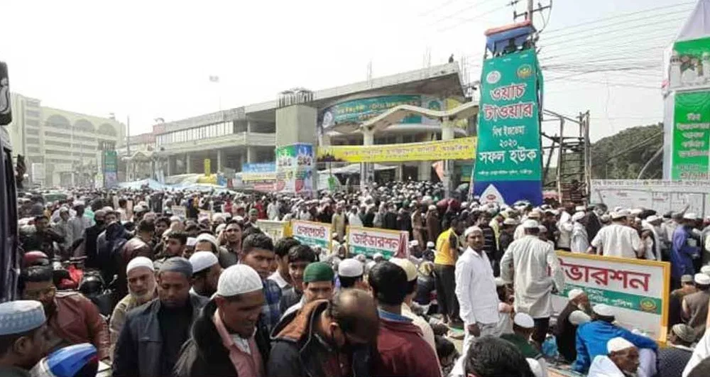 আখেরি মোনাজাত শেষে সড়কে মানুষের স্রোত