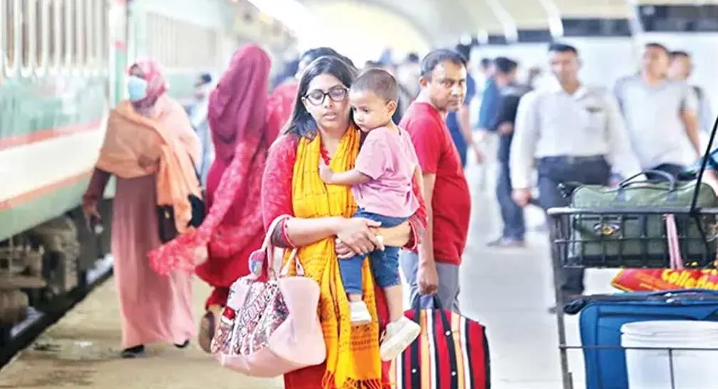 নাড়ির টানে বাড়ি ফিরছে মানুষ, ফাঁকা হচ্ছে ঢাকা
