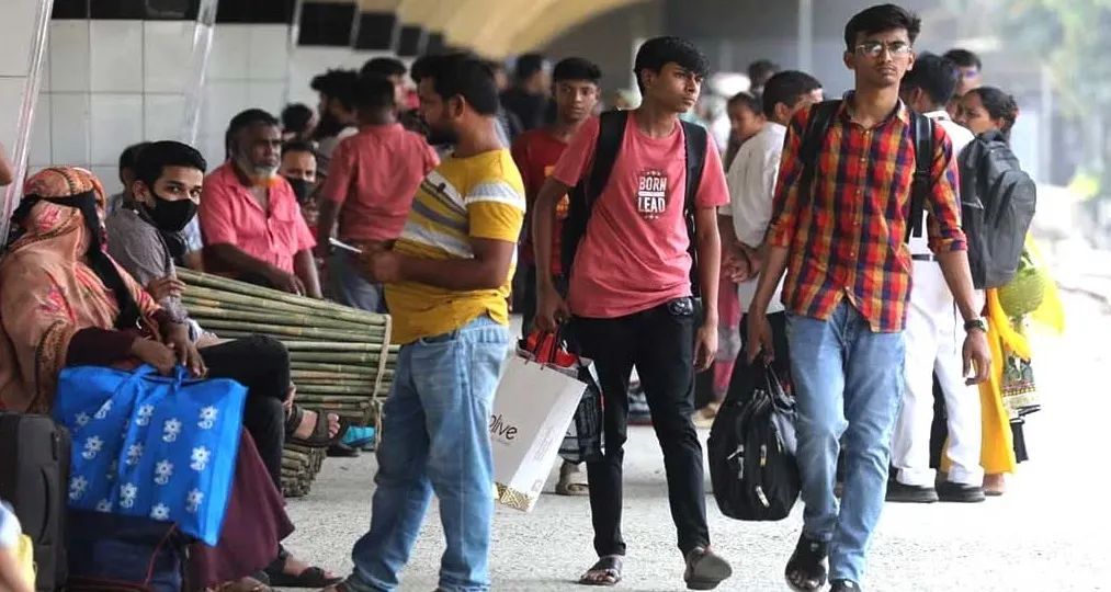 ঈদযাত্রার কমলাপুরে বেড়েছে ঘরমুখো মানুষের ভিড়