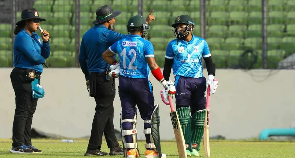 নারী আম্পায়ারের অধীনে খেলতে ক্রিকেটারদের আপত্তি
