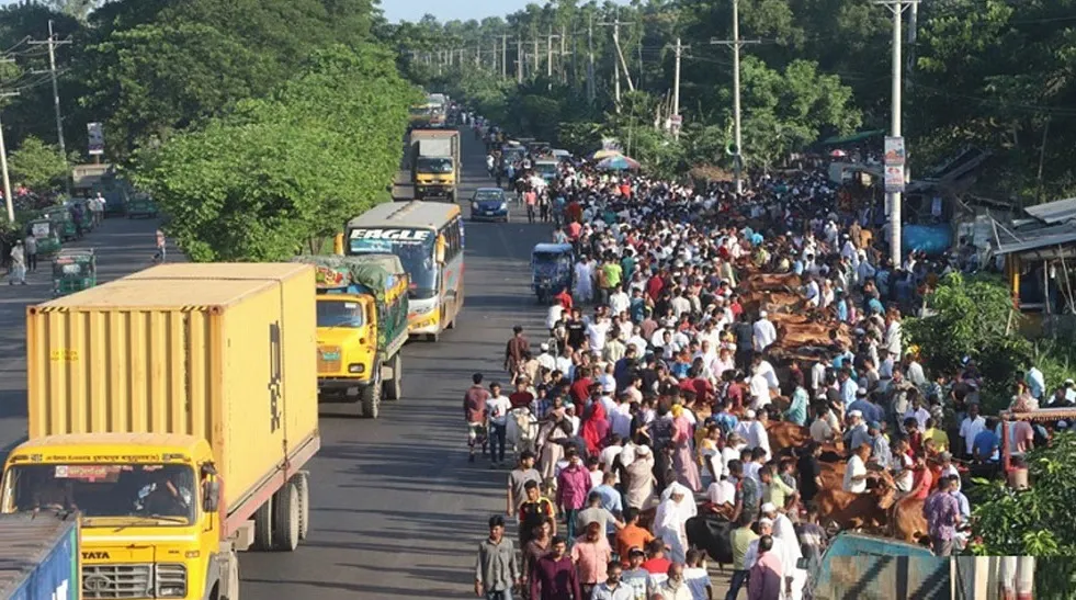 ঈদযাত্রায় পথের কাঁটা পশুর হাট