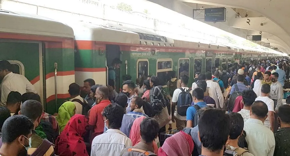 শেষ মুহূর্তে রাজধানী ছাড়ছে মানুষ