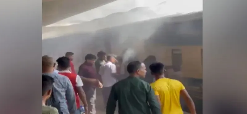 কমলাপুরে ট্রেনে আগুন