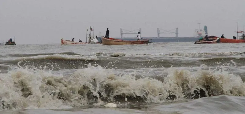 বন্দরে ৩ নম্বর সংকেত, রাতেই ১৮ অঞ্চলে তীব্র ঝড়