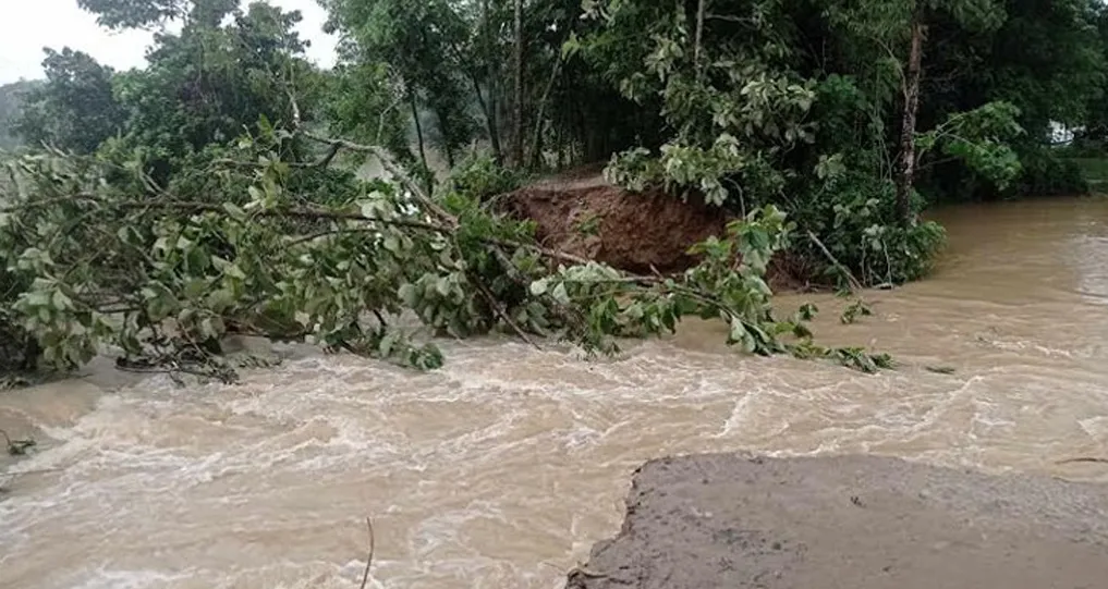 বিপৎসীমার ওপরে মুহুরী, বাঁধ ভেঙে প্লাবিত বিস্তীর্ণ এলাকা