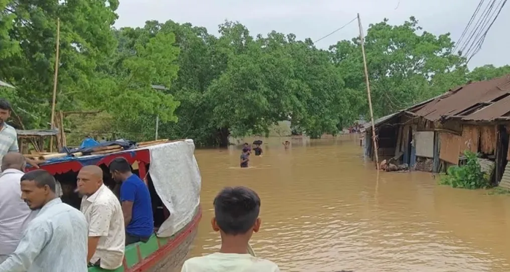 পাহাড়ি ঢলে তলিয়ে গেছে সড়ক, সাজেকে আটকা ৭ শতাধিক পর্যটক