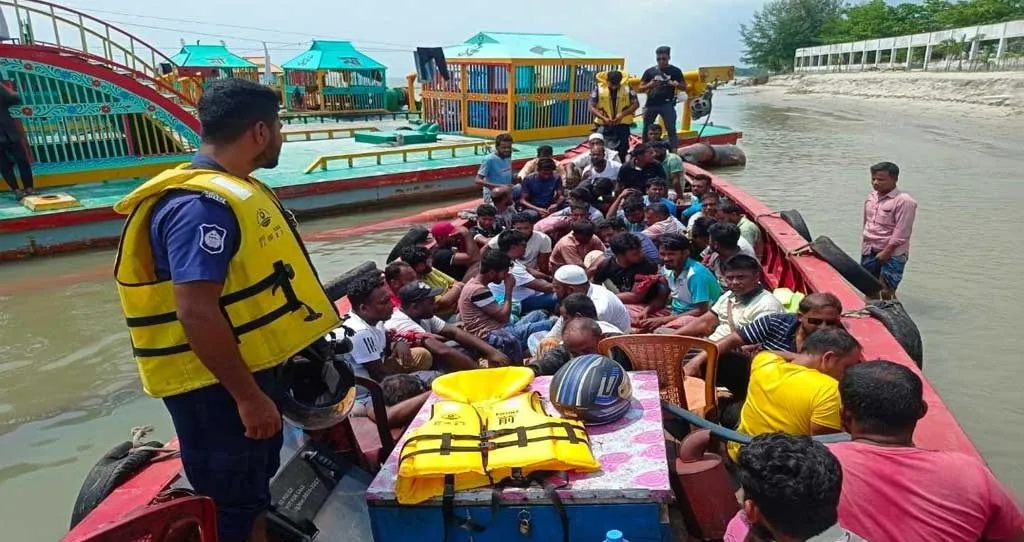 চাঁদপুরে মেঘনায় ১০ ড্রেজার-বাল্কহেডসহ আটক ৪৩