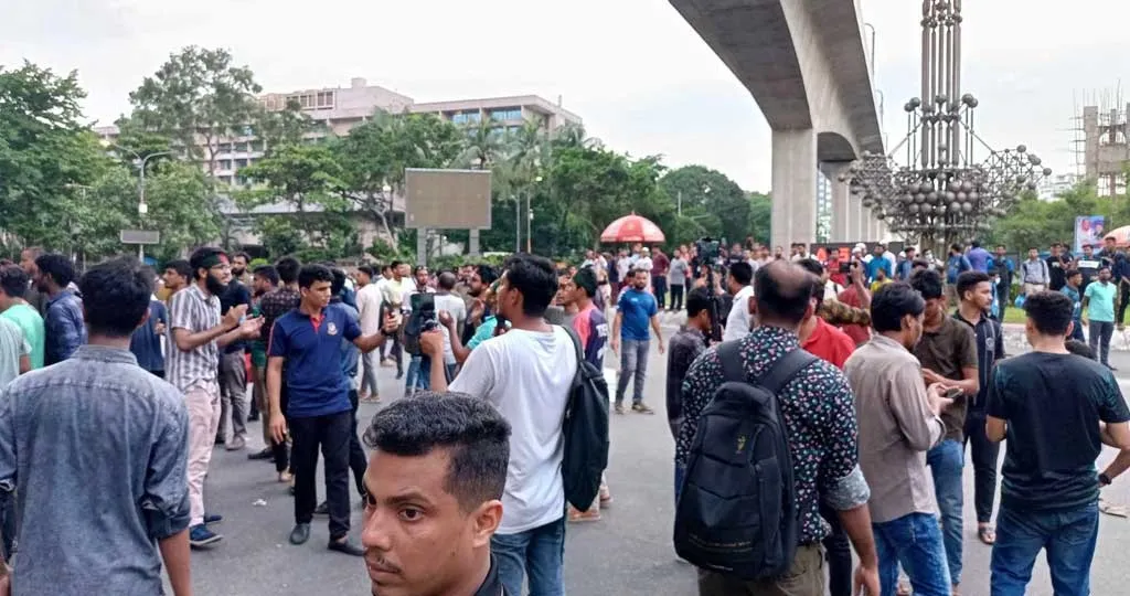 এবার কারওয়ান বাজার মোড় অবরোধ শিক্ষার্থীদের