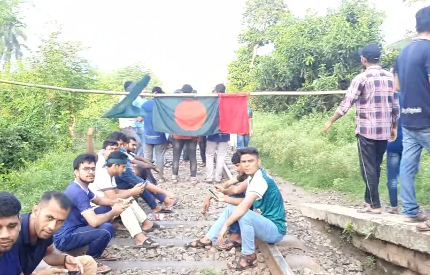 এবার রাবি শিক্ষার্থীদের রেলপথ অবরোধ