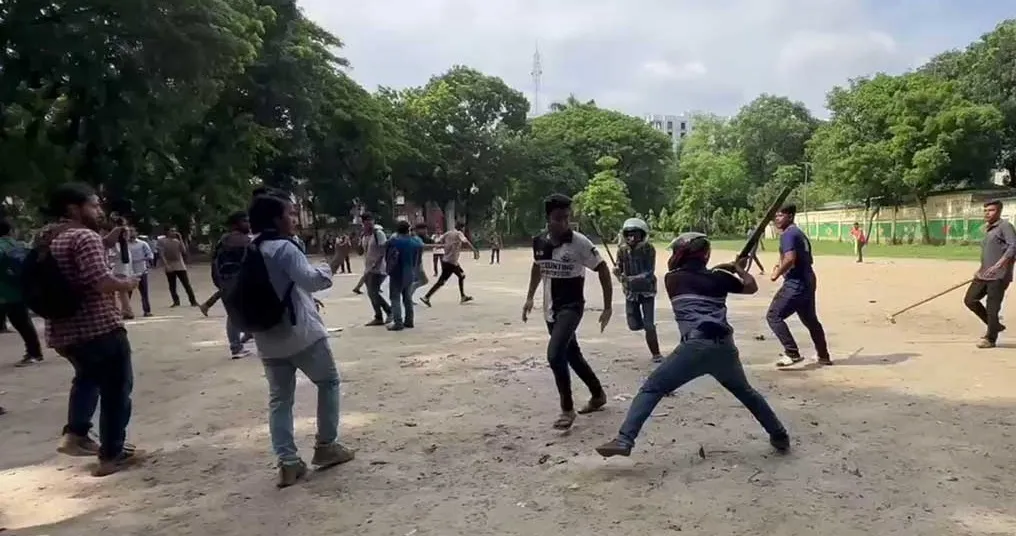 টিএসসি থেকে ভিসি চত্বর দখলে নিলো ছাত্রলীগ