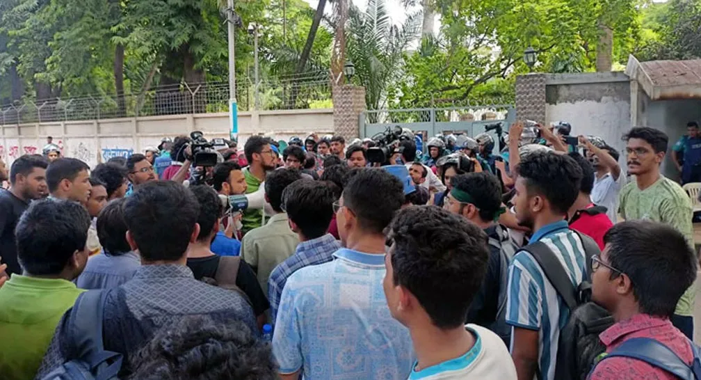 স্লোগানে স্লোগানে ঢাবি ভিসির বাসভবনের সামনে শিক্ষার্থীদের অবস্থান