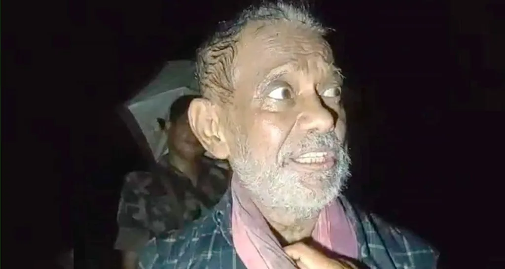 মানিককে কারাগারে প্রেরণ, আদালত প্রাঙ্গণে ডিম-জুতা নিক্ষেপ