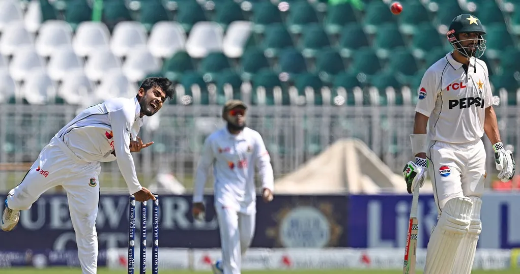 মিরাজের ফাইফারে অলআউট পাকিস্তান