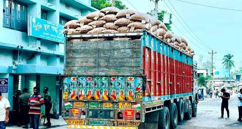 হিলি স্থলবন্দর দিয়ে নতুন শুল্কে পেঁয়াজ আমদানি শুরু