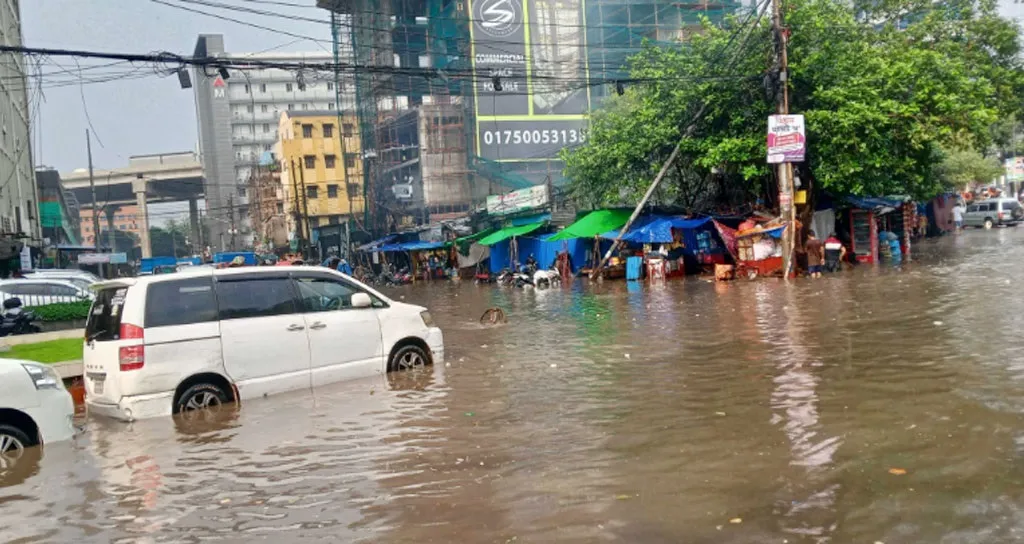 রাজধানীতে তুমুল বৃষ্টি, জলজটে ভোগান্তি
