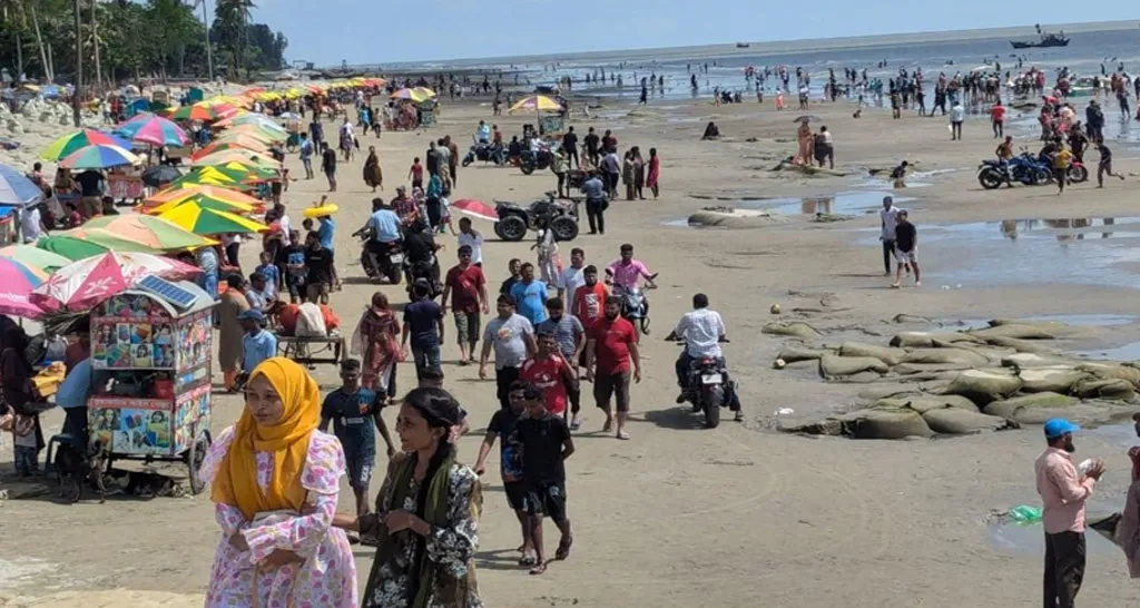 কুয়াকাটা সৈকতে পর্যটকের ঢল