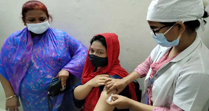 করোনার টিকার চতুর্থ ডোজ দেওয়ার সুপারিশ