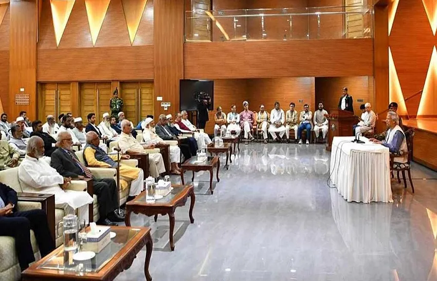 রাজনৈতিক দলের সঙ্গে বৈঠকে বসেছেন প্রধান উপদেষ্টা