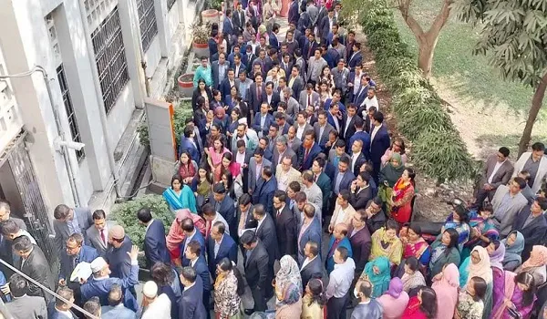 আন্দোলনে নামলেন ২৫ ক্যাডারের কর্মকর্তারা