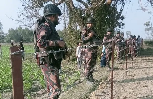শূন্যরেখায় বিএসএফের কাঁটাতারের বেড়া নির্মাণ, বিজিবির বাধা