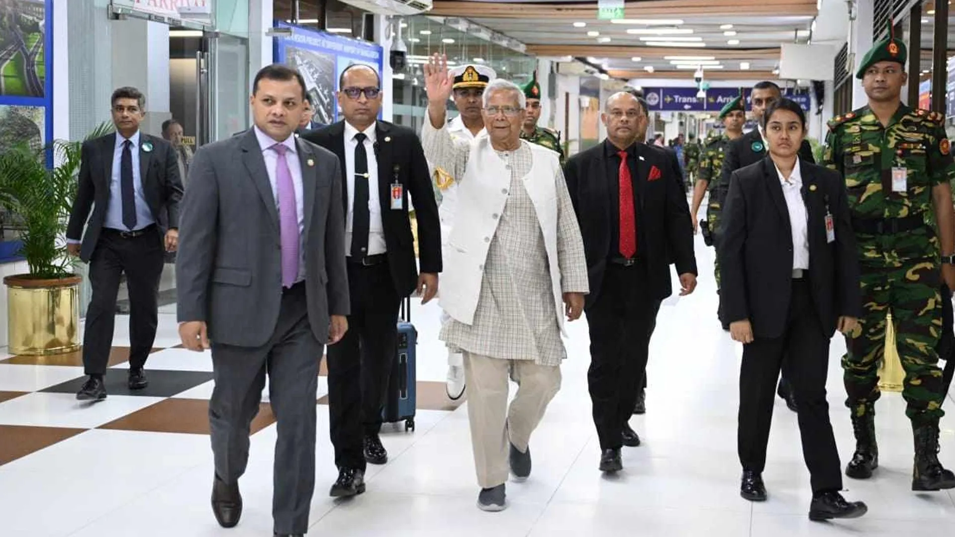 রোমের উদ্দেশে ঢাকা ছাড়লেন প্রধান উপদেষ্টা