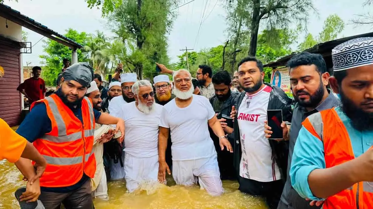 চট্টগ্রামে বন্যাকবলিত এলাকা পরিদর্শনে বিরোধীদলীয় নেতা