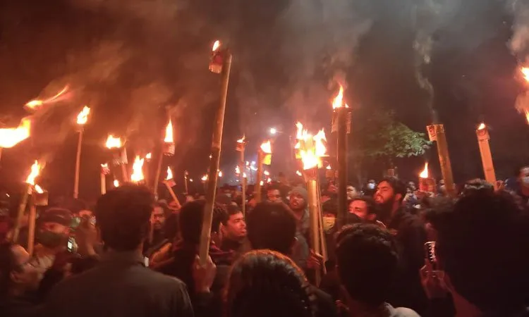 মধ্যরাতে শাবিপ্রবিতে শিক্ষার্থীদের মশাল মিছিল