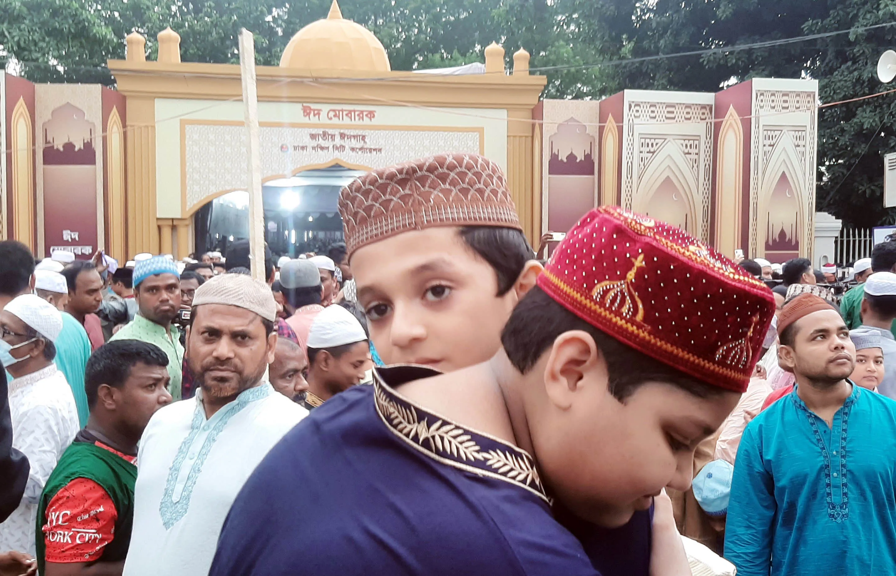 সারাদেশে উদযাপিত হচ্ছে পবিত্র ঈদুল ফিতর