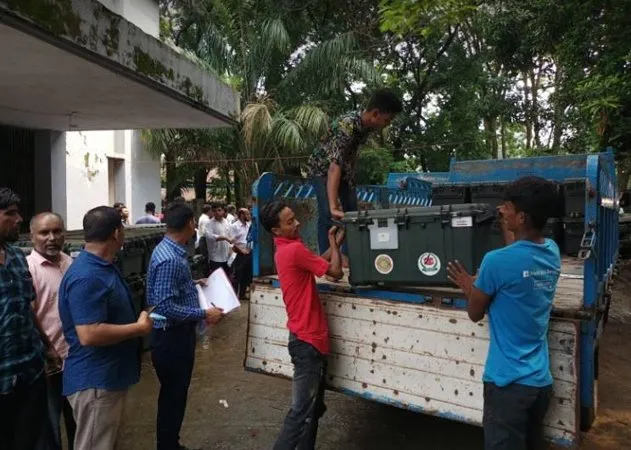 কুমিল্লায় কেন্দ্রে কেন্দ্রে যাচ্ছে ইভিএম