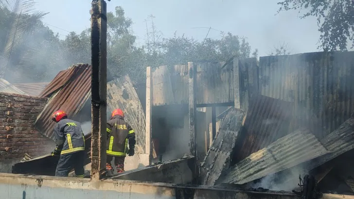শ্রীপুরে ভয়াবহ অগ্নিকান্ডে ৭৭টি ঘর পুড়ে ছাই