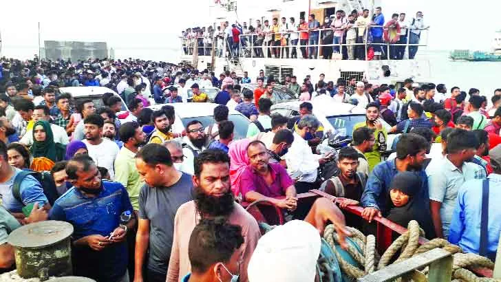 ছুটি শেষে ঢাকায় ফিরছে মানুষ