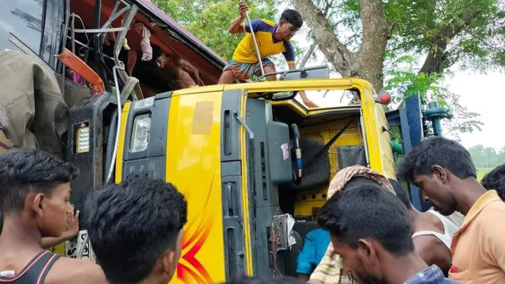 সড়কে এক দিনেই প্রাণ গেল ২৬ জনের