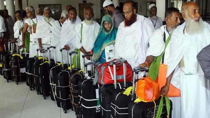কোটা পূরণ না হওয়ায় কমানো হল হজের খরচ