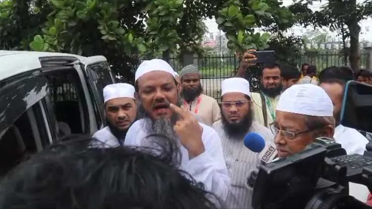 ভোটকেন্দ্রে হাতপাখার প্রার্থী ফয়জুল করী‌মের ওপর হামলা