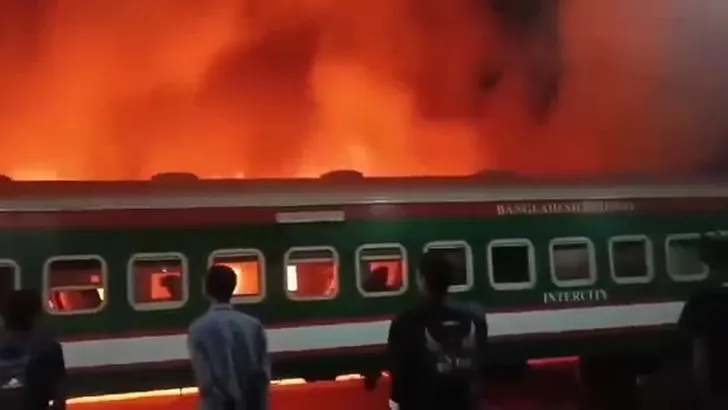 টাঙ্গাইলে ট্রেনে আগুন,  দুটি বগি ক্ষতিগ্রস্ত