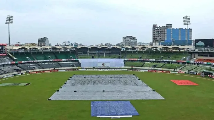আপাতত বৃষ্টি না হলেও, খেলা শুরু হতে বিলম্ব