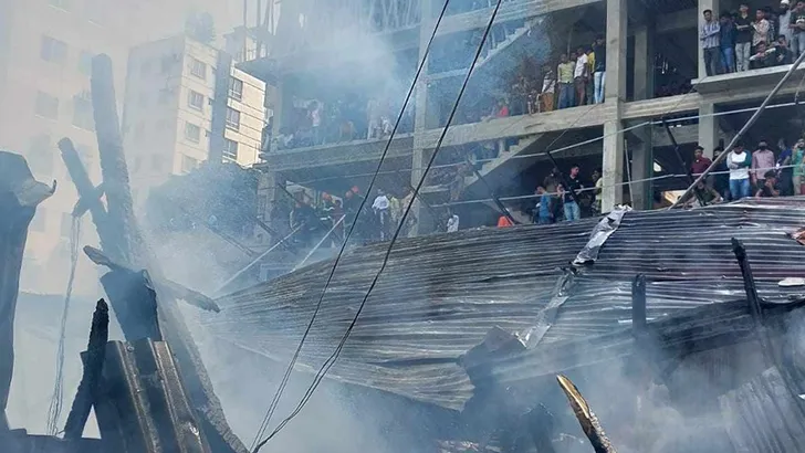 সেনাবাহিনী-ফায়ার সার্ভিসের যৌথ চেষ্টায় নিয়ন্ত্রণে বস্তির আগুন