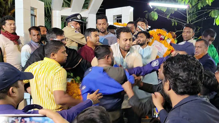 শহিদ মিনারে ফুল দেওয়া নিয়ে ছাত্রলীগের সংঘর্ষ