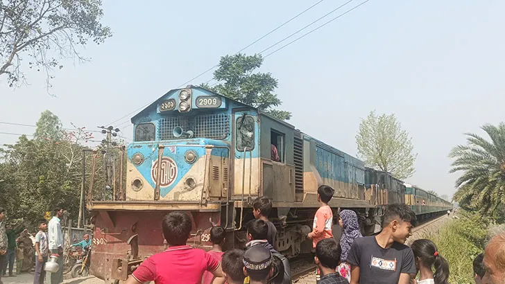 ৩ ঘণ্টা পর ঢাকার সঙ্গে উত্তরবঙ্গের রেল যোগাযোগ স্বাভাবিক