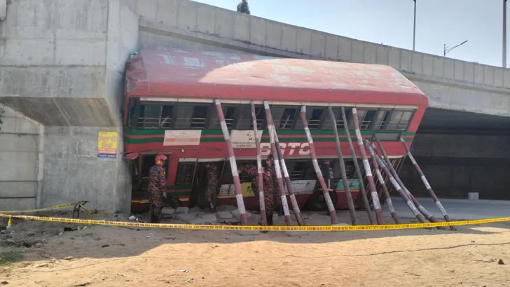 আন্ডারপাসে ধাক্কায় দুমড়ে মুচড়ে গেল বিআরটিসির দোতলা বাস, আহত ২২