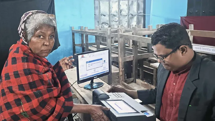 আঙুলের ছাপ নিয়ে ভোগান্তি, ময়মনসিংহে ভোটগ্রহণে ধীরগতি