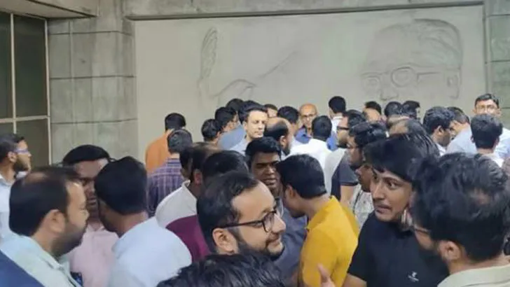 বিএসএমএমইউতে তুলকালাম, বিদায়ী ভিসির সমর্থকদের ‘মারধর’