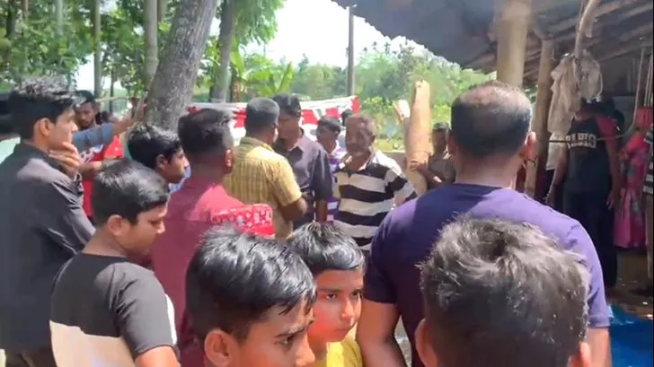যেভাবে চাল ছোঁয়া হাইভোল্টেজের বিদ্যুৎ লাইন শেষ করে দিল একটি পরিবার