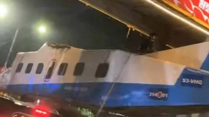 রাজধানীতে ওভারব্রিজে আটকে গেল উড়োজাহাজ অতঃপর...