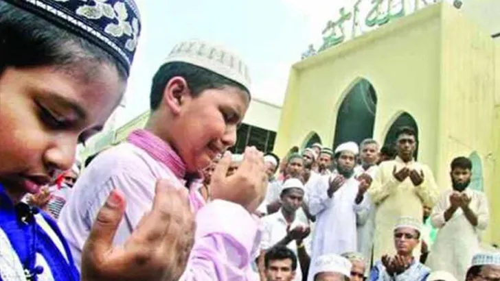 জুমাতুল বিদায় মুসল্লিদের ঢল, স্রষ্টার কাছে ক্ষমাপ্রার্থনা