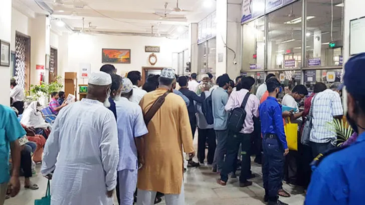 ব্যাংকপাড়ায় টাকা তোলার হিড়িক