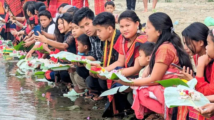 নদীতে ফুল ভাসিয়ে পাহাড়ে বৈসাবী উৎসব শুরু