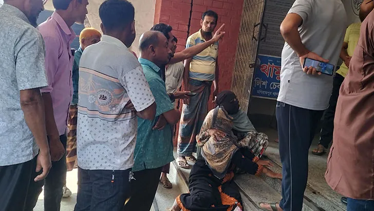 ঈদের রাতে ছাত্রলীগ নেতাকে ধরে এনে হাত ভেঙ্গে দিল পুলিশ